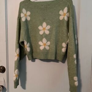 Soft Green Sweater with Daisies🌼